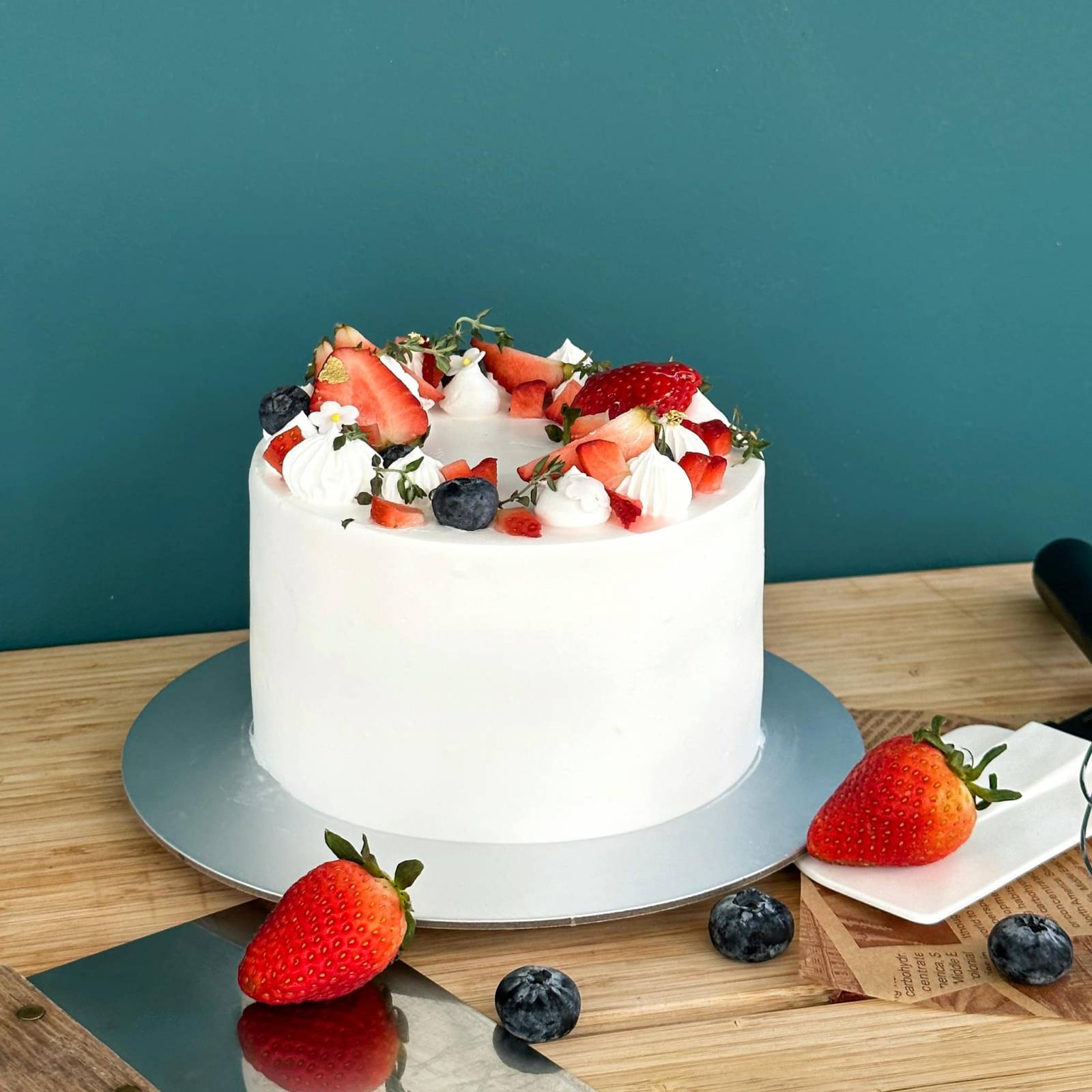 LÉLE Strawberry Shortcake, freshly decorated with strawberries and blueberries